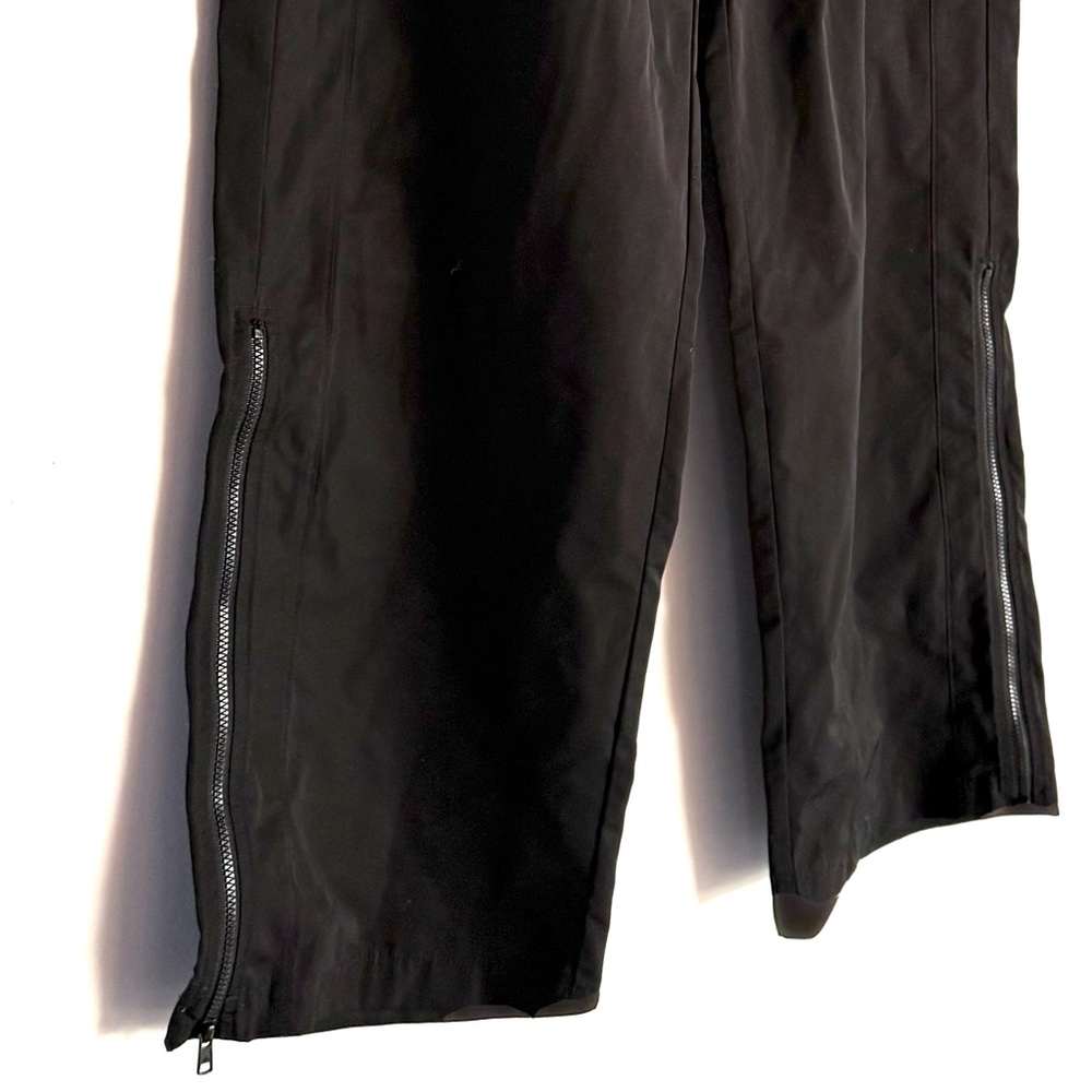 ALO Yoga Women’s Black Cargo Pants with Ankle Zippers - Picture 4 of 5